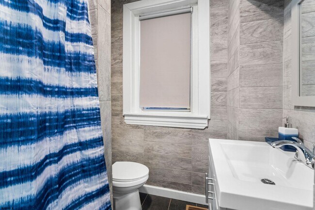 Building Photo - 207 Oriental Ave