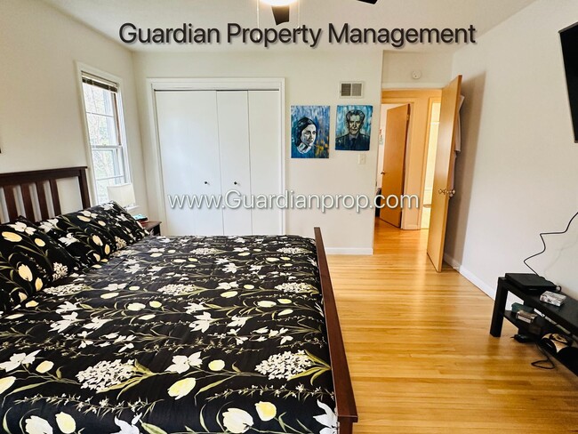 Building Photo - Edina Single Family Home, 2 Car Garage, Dishwasher, Hardwood Floors, Available January/Feb