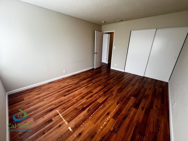 Building Photo - $2,895 Cute cozy 2/1 Condominium in South ...