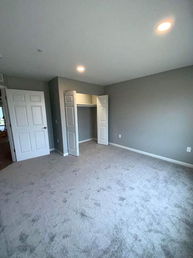 Building Photo - 200 Larkspur Ln