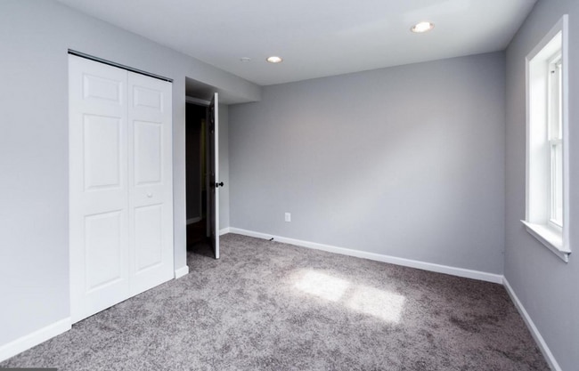 Building Photo - 3704 Oaklawn Rd
