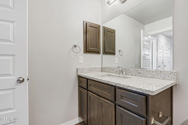 Building Photo - 13130 Oakhampton Ave