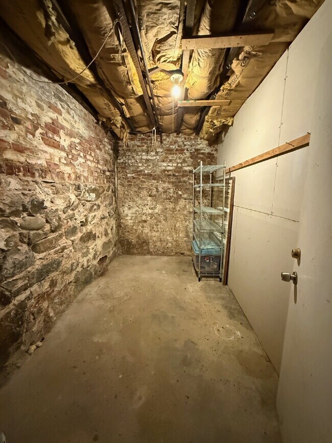 Building Photo - Available NOW! Spacious & Modern 2 Bedroom unit ready for move in!