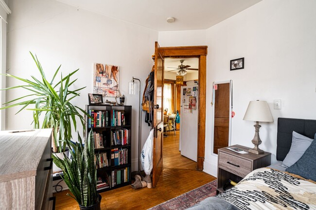 Building Photo - Bright and Sunny 3 Bedroom Upper