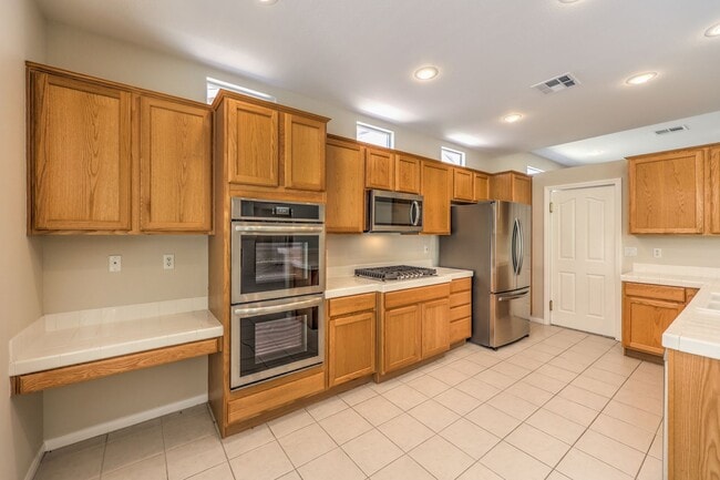 Building Photo - single story / 3 car garage / 3 bedrooms / 3 baths