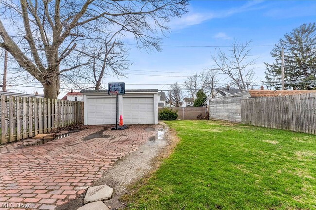 Building Photo - 9002 Rosewood Ave