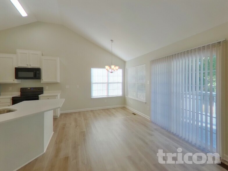 Building Photo - 1585 Kingston Dr