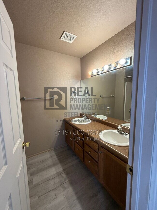 Building Photo - 996 S Palomar Dr
