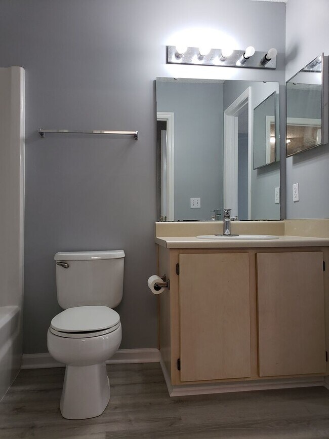 Building Photo - 3 bedroom townhome for rent in NE Tallahassee, wood floors, fenced yard available for a move in r...