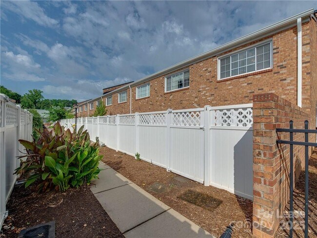 Building Photo - 1344 Green Oaks Ln