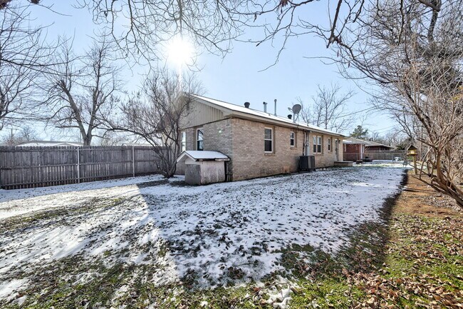 Building Photo - 2501 Ashley Dr