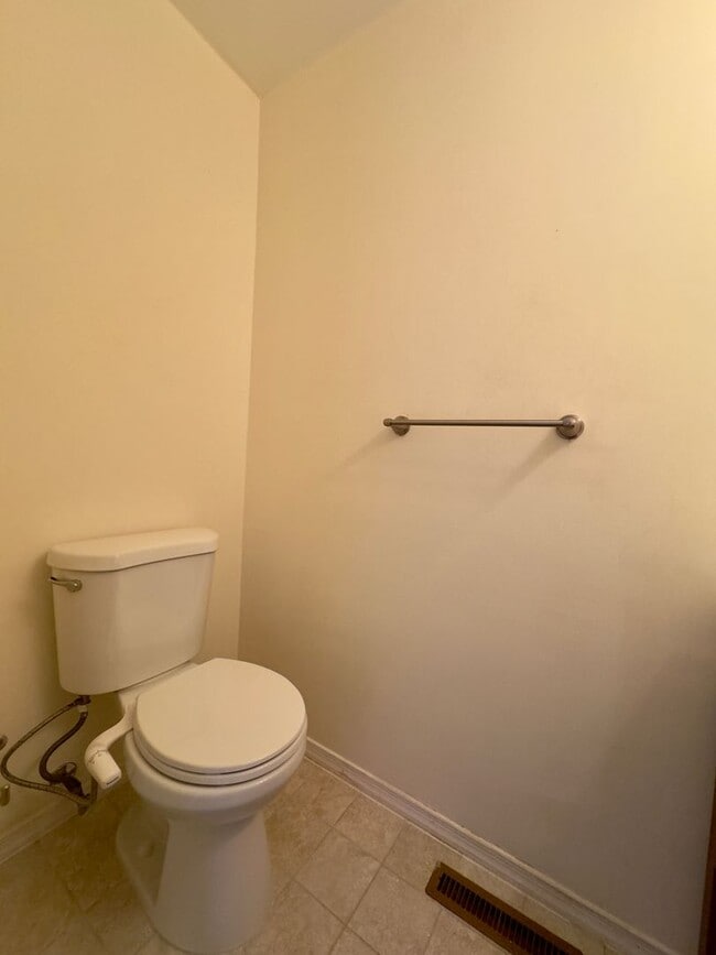 Building Photo - Spacious 4Bed/3.5Bath in Woodlawn