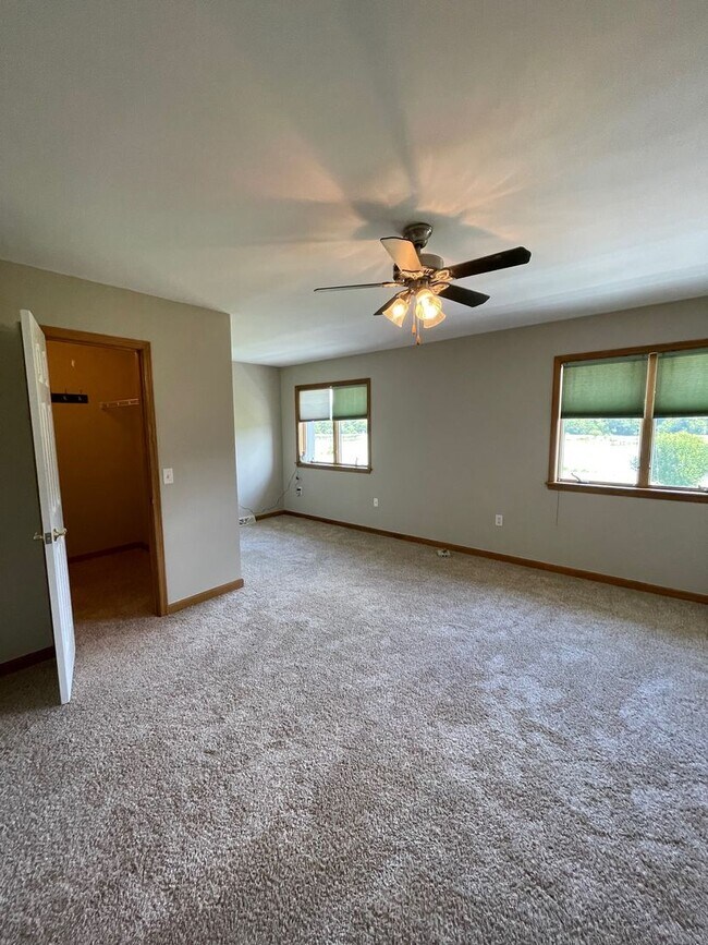 Building Photo - 288 Summerhaven Dr N