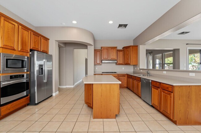 Building Photo - Welcome to this inviting Phoenix Rental - Available!