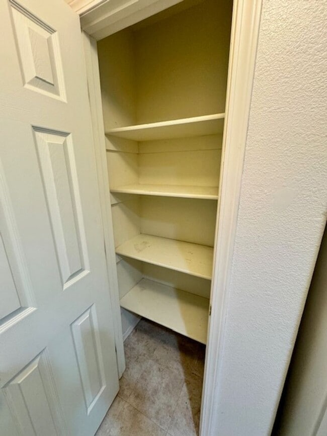 Building Photo - 3 Bedroom 2 Bath Centrally Located Condo