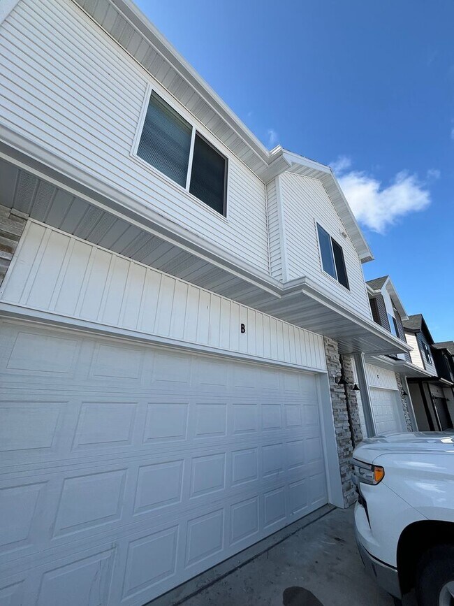 Building Photo - 3 Bed 3 Bath TownHome