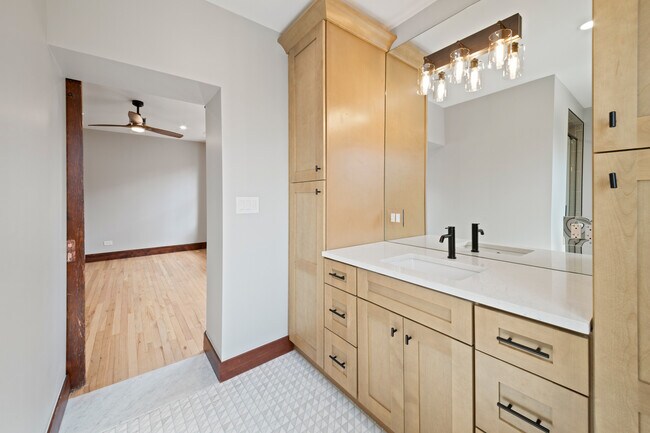 Building Photo - 4834 N Springfield Ave
