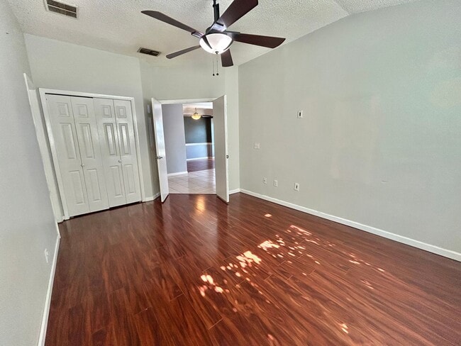 Building Photo - Waterfront Pool Home in Waterford Lakes