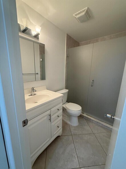 Building Photo - 1303 Lakeview Dr E