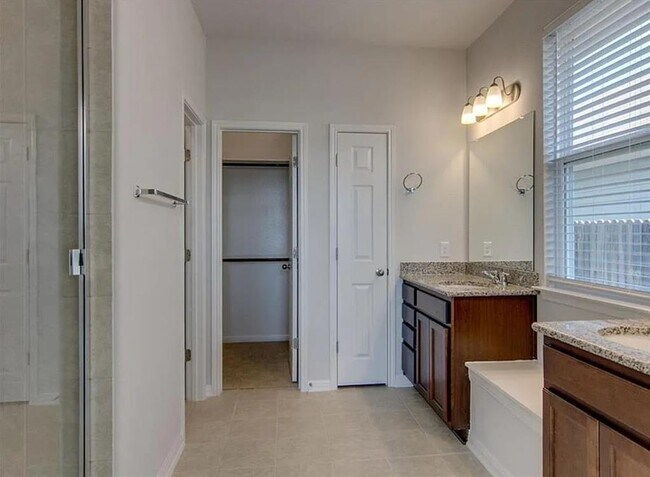 Building Photo - 240 La Escalera Dr