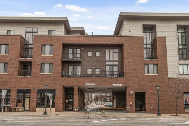 Building Photo - Modern 1-Bed 1.5-Bath + Den Condo in Minne...