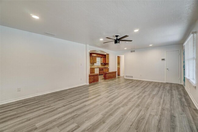 Building Photo - 817 Stahl Dr