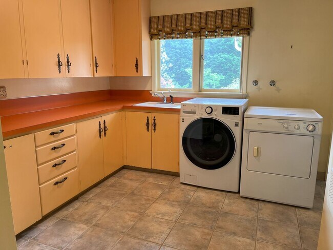 Building Photo - Timeless Character Meets Spacious Living i...