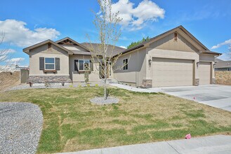 Building Photo - 4 Bedrooms 2.5 Bathrooms in Meridian