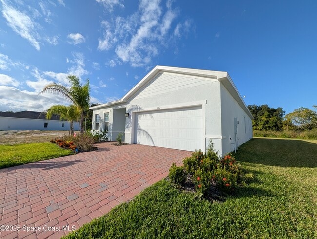 Building Photo - 2504 Landing Dr