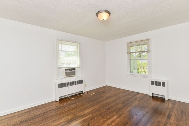 Building Photo - Condo / Burlington