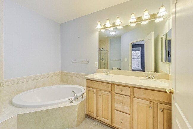 Building Photo - Beautiful two bedroom, two bathroom unit l...