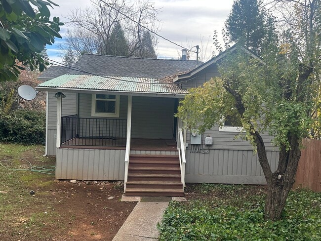 Building Photo - Cozy Quiet Grass Valley Charmer - 1/1 650 SF (Driveway, Parking, & Yard)