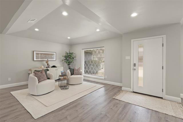 Building Photo - 6350 Glennox Ln