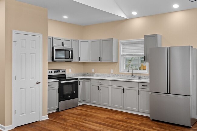 Building Photo - $500 OFF Special - 4Bd/ 2Bath Ranch Style home mins from Downtown Burlington