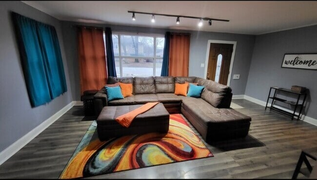 Building Photo - 318 Minocqua St