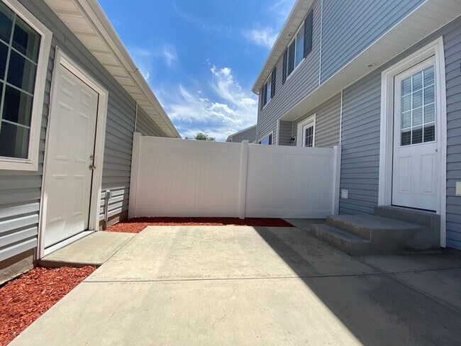 Building Photo - 2 Bed/1.5 Bath Townhouse in Provo