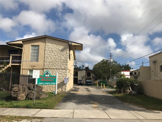 Building Photo - 3905 SW 78th Ct