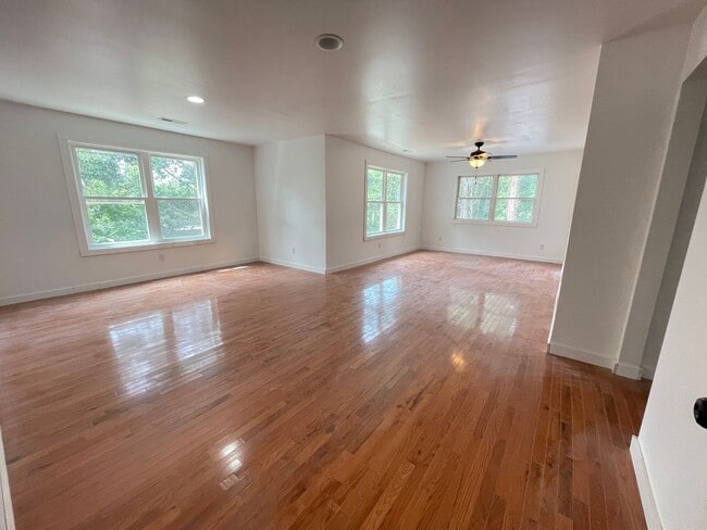 Building Photo - Big and Beautiful House with attached 1br ...