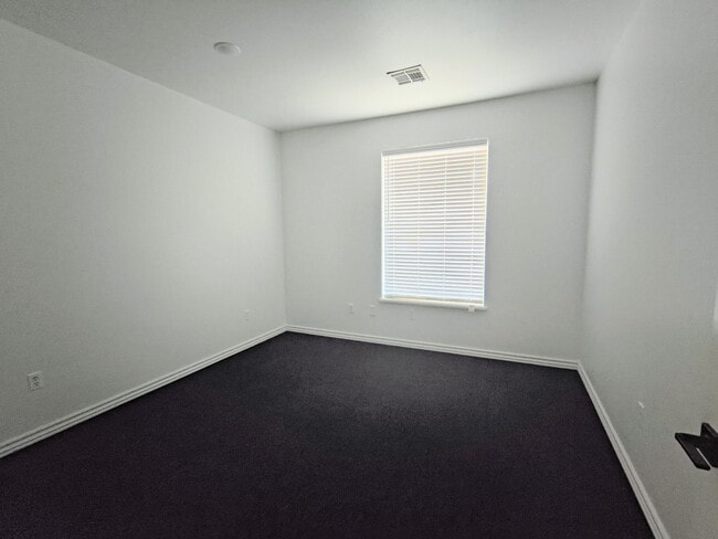 Building Photo - 817 Irish Ln