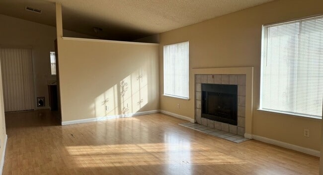 Building Photo - 2 BETHROOMS 2 BATHROOMS  2 CAR GARAGE HOUSE AVAILABLE FOR RENT