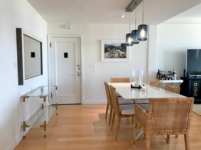 Building Photo - 1990 Green St