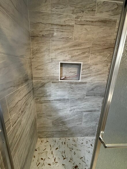 Second bathroom - 9115 Palmetto St