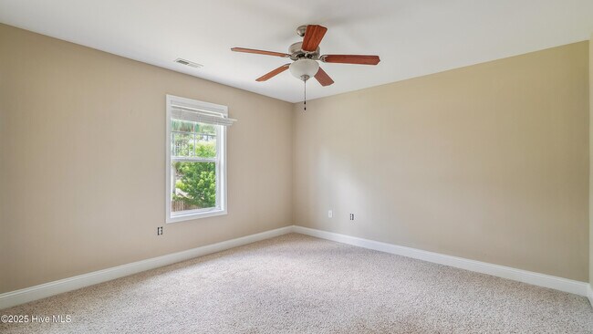 Building Photo - 110 Queens Cove Way