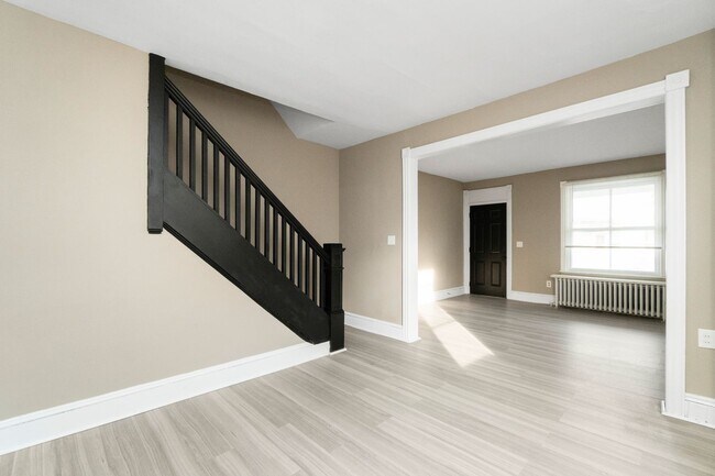 Building Photo - 458 Main St