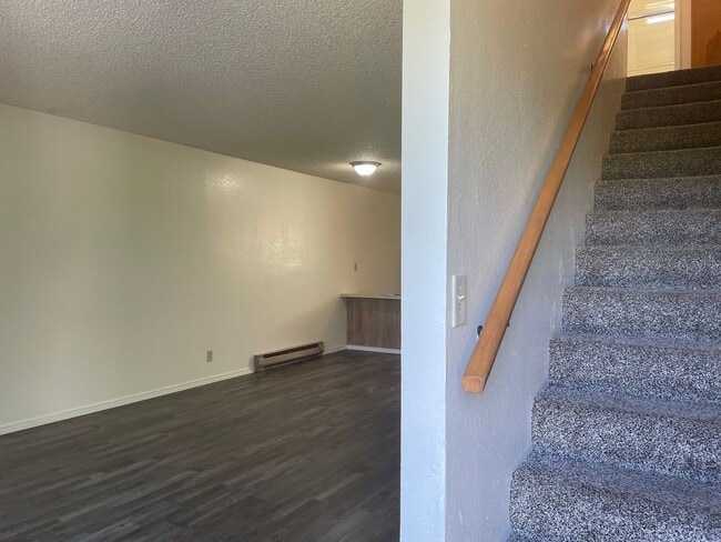 Building Photo - Nice Townhome-2 bed 1.5 Bath--Situated in the Friendly town of Grants Pass