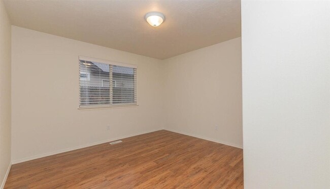 Building Photo - Welcome to this spacious 5-bedroom, 2-bathroom home in Nampa, ID