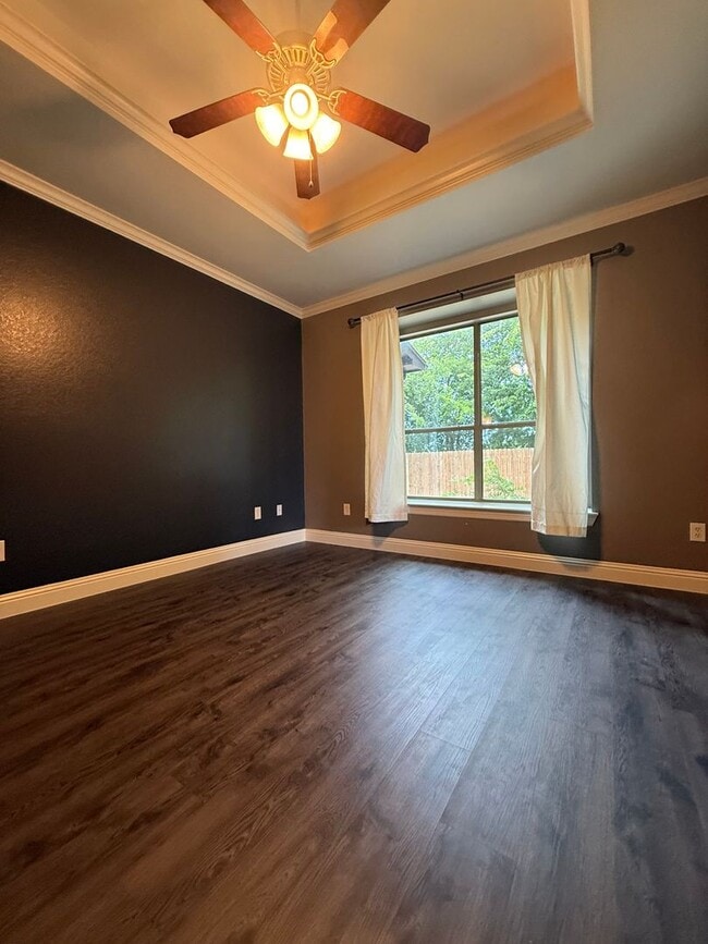 Building Photo - Beautiful 4 bedroom 2 bath home centrally located for added convenience