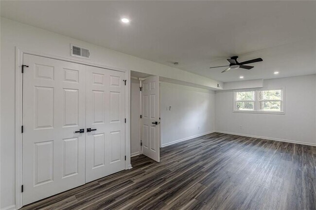 Building Photo - 2352 Glendale Dr