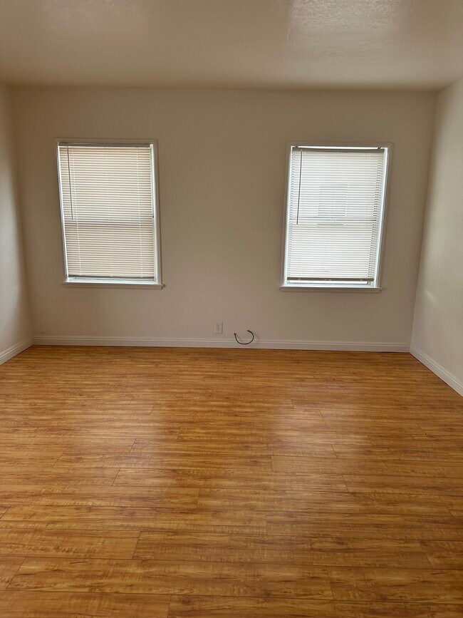 living room - 1522 N Sycamore St