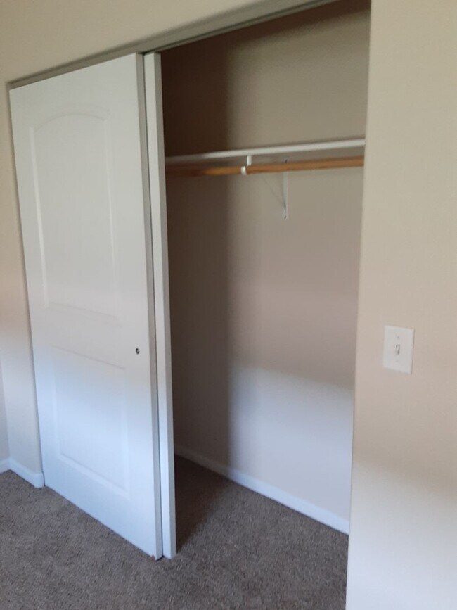 Building Photo - 3 Bedroom, 2 Bath Home with Attached 2-Car...